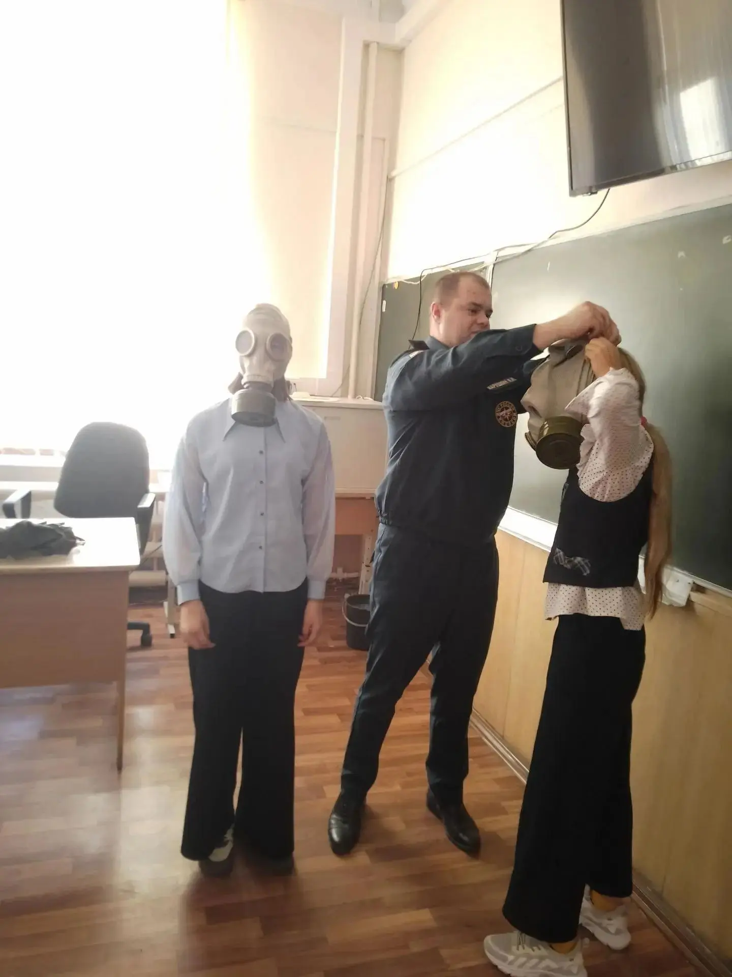 В Еманжелинском округе профессиональные спасатели рассказывают детям о правилах безопас...