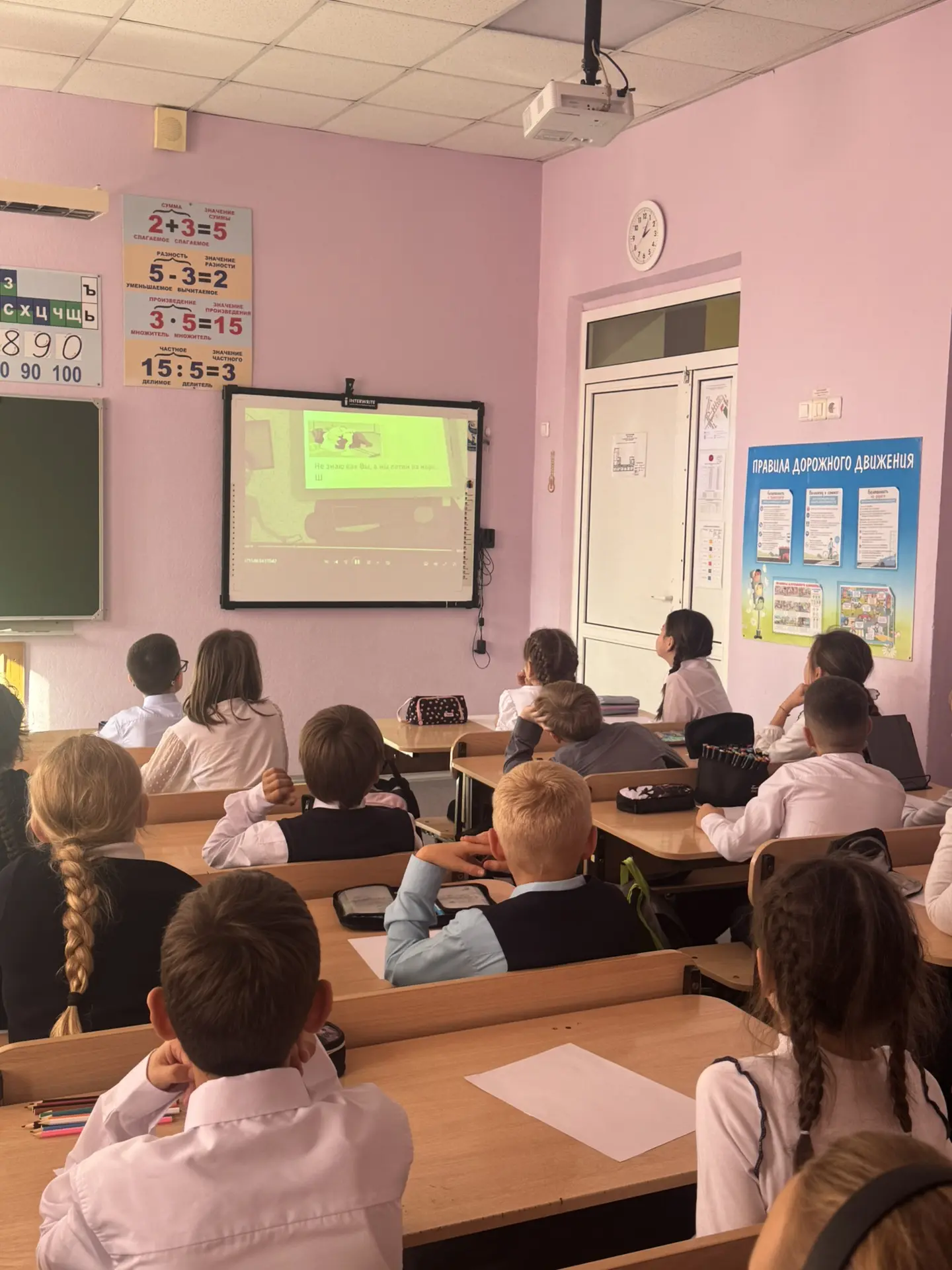 Сегодня в школе прошли классные часы на очень полезные темы: как писать вежливые сообще...