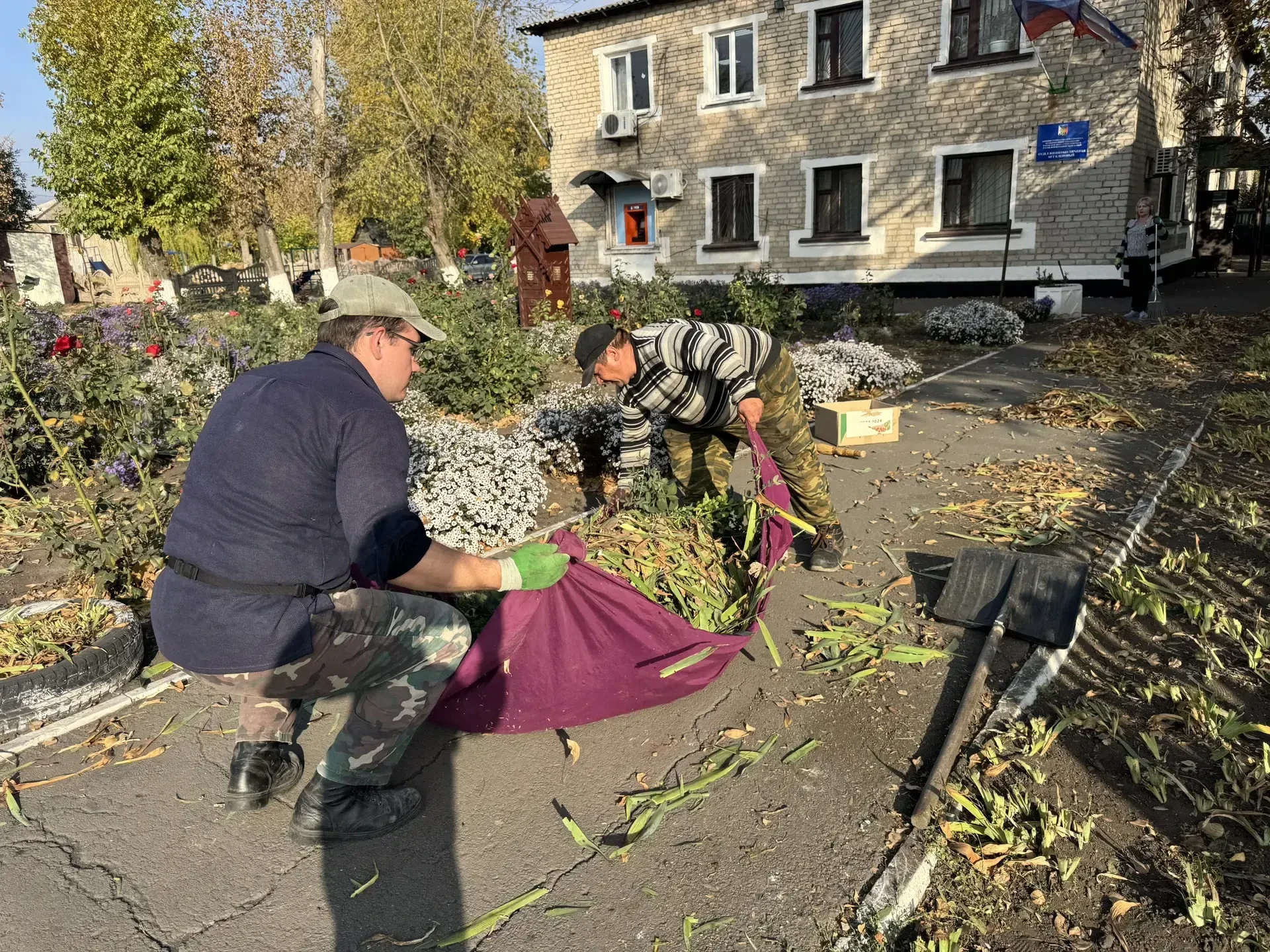 В пгт Кленовый продолжаются работы по благоустройству