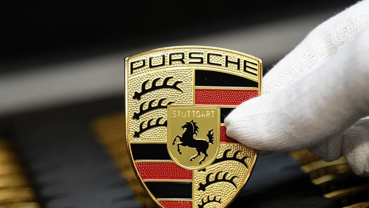 Porsche представила новую стратегию до 2035 года. Компания сократит до 40% руководящих ...