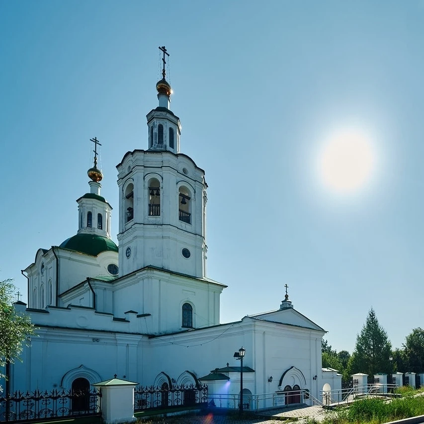 Вознесенско-Георгиевский храм получил прозвище «Белый лебедь» благодаря своему светлому...