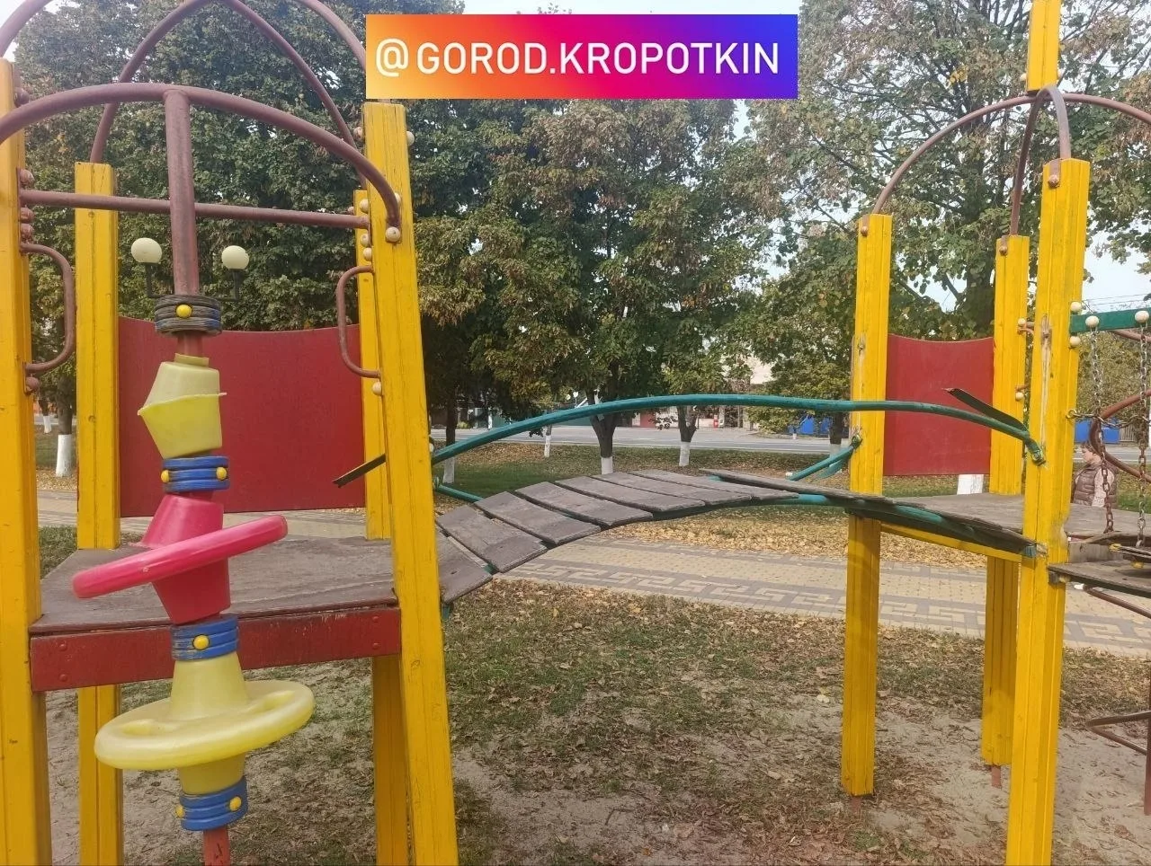 Состояние детской площадки на Аллее Славы в станице Кавказской. Металл на горке погнут....
