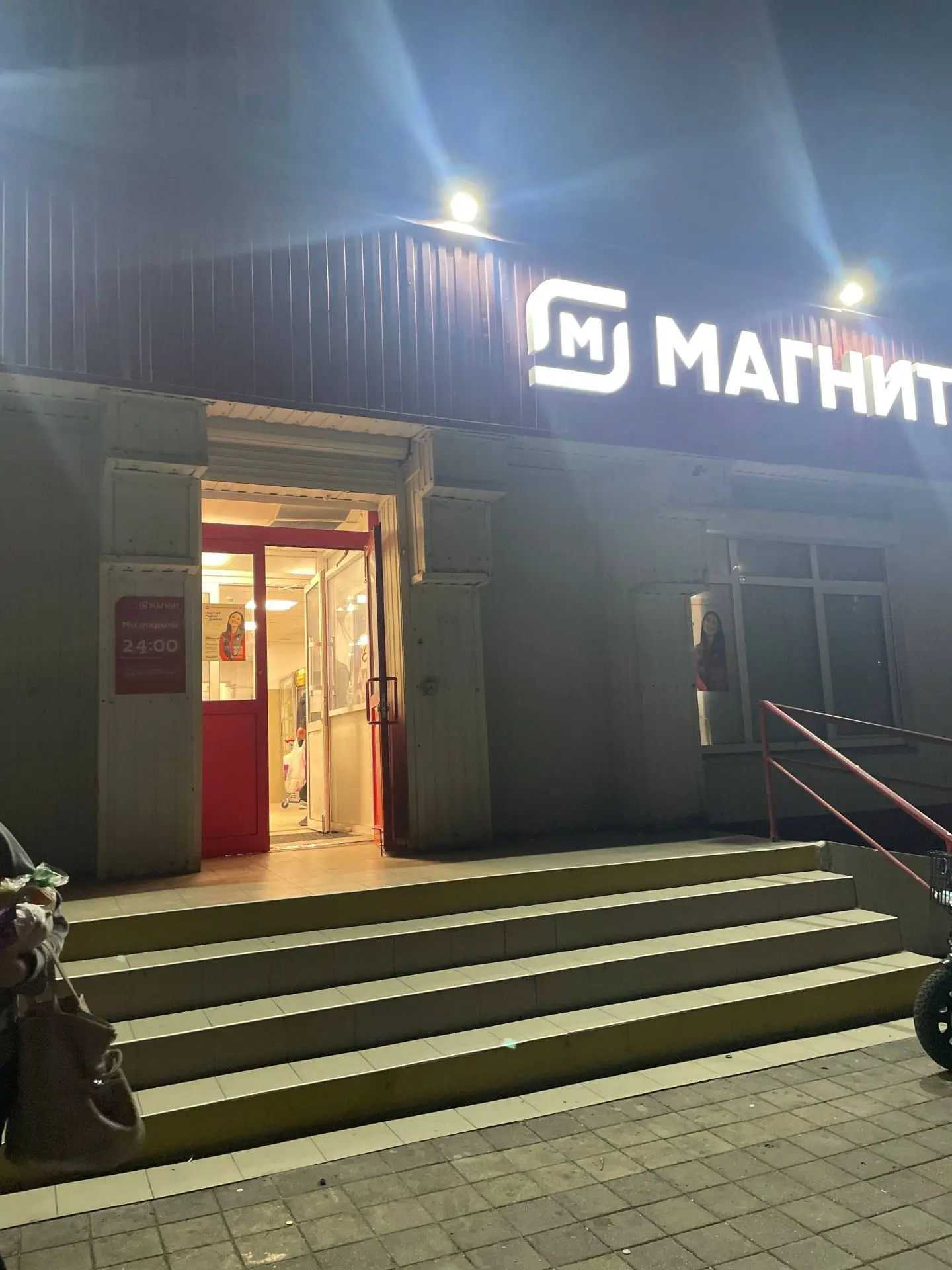 Кто-то оставил собаку возле магазина «Магнит» на Дзержинского 217с