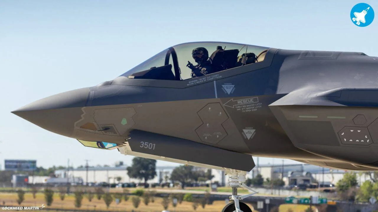Тем временем первый построенный многоцелевой истребитель 5- поколения Lockheed Martin F...