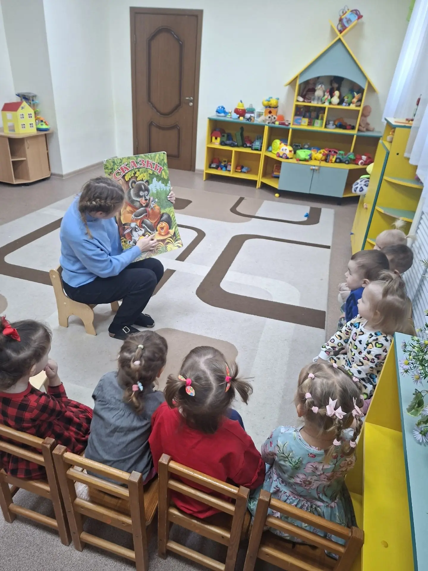 Сегодня малыши слушали русскую народную сказку «Теремок»