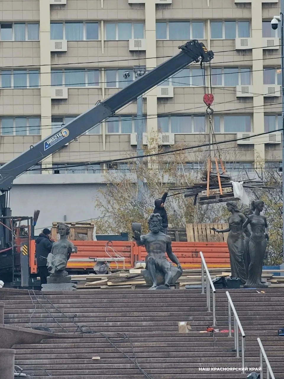 Фигуры фонтана «Реки Сибири» возвращаются на Театральную площадь⛲️