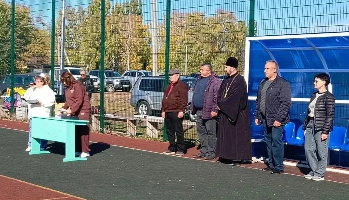 В поселке Белоярский Новобурасского района прошел спортивный праздник — дворовый ретро-...