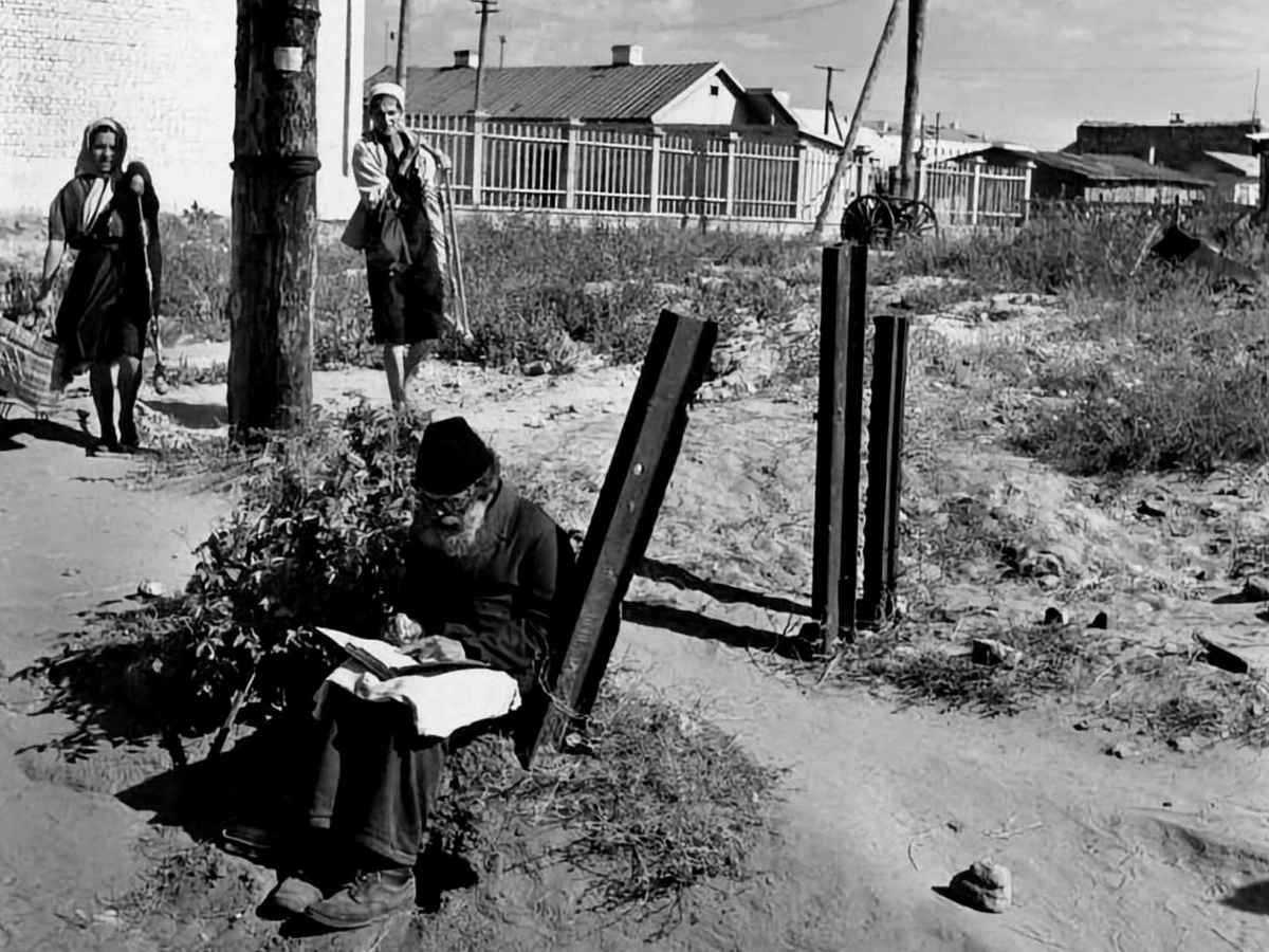 Фотография дедушки, читающего молитвы где-то на сталинградской улице, была известна дав...