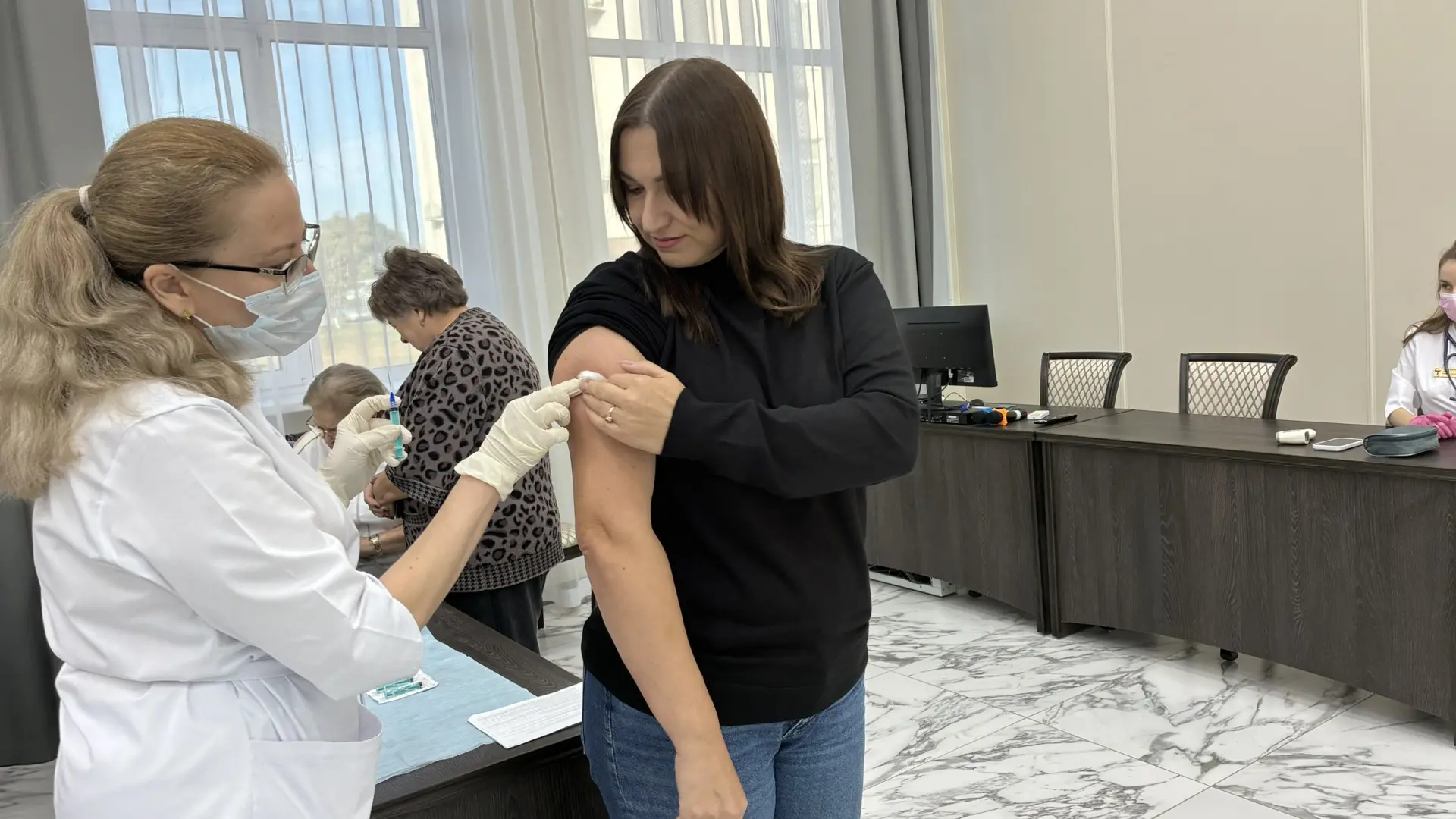 В Репьевском районе продолжается осенняя кампания по вакцинации сотрудников от гриппа. ...