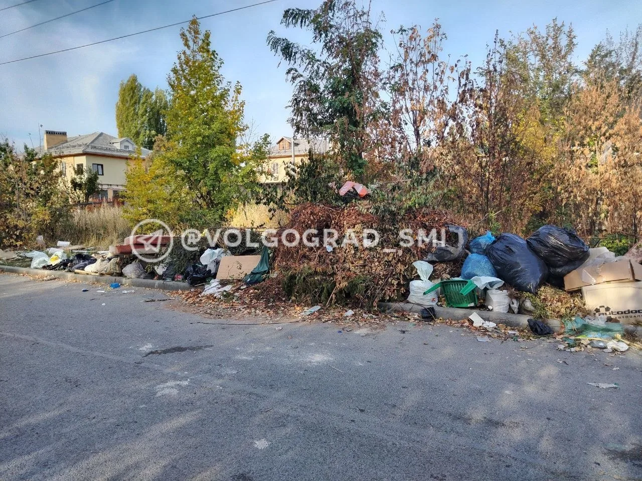 На улице Капитана Тряскина в Краснооктябрьском районе образовалась свалка. По словам ме...