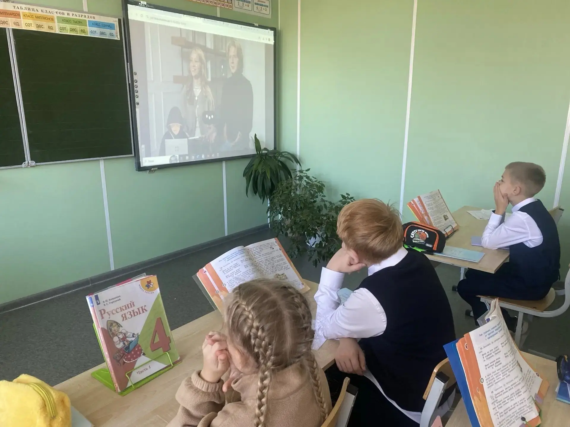 🇷🇺Утро понедельника в #лучшая37 началось с традиционной линейки поднятия флага и испо...