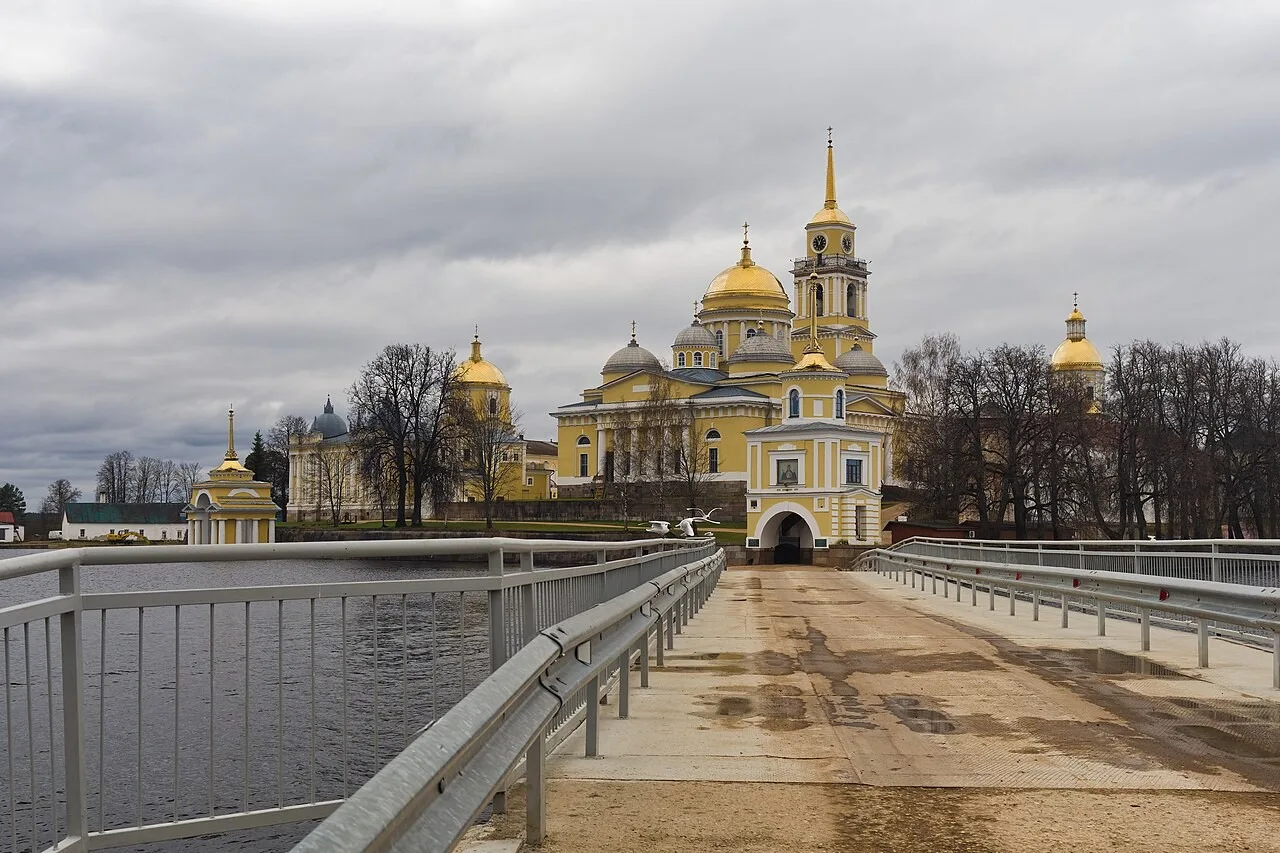 Отшельник Нил, в честь которого назван этот монастырь, отказывался спать лёжа. Он вбил ...