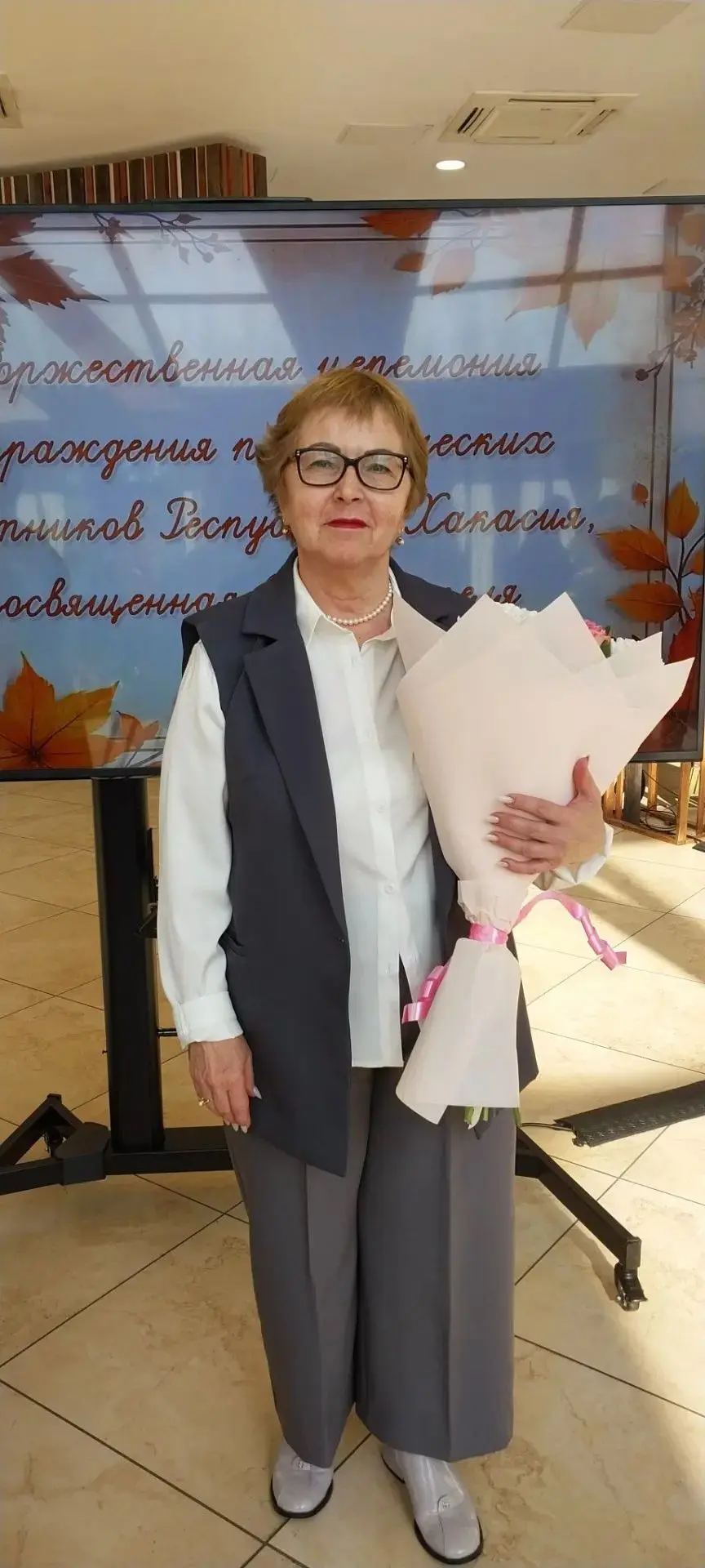 Учитель истории и обществознания Татьяна Васильевна Гольцер награждена нагрудным знаком...