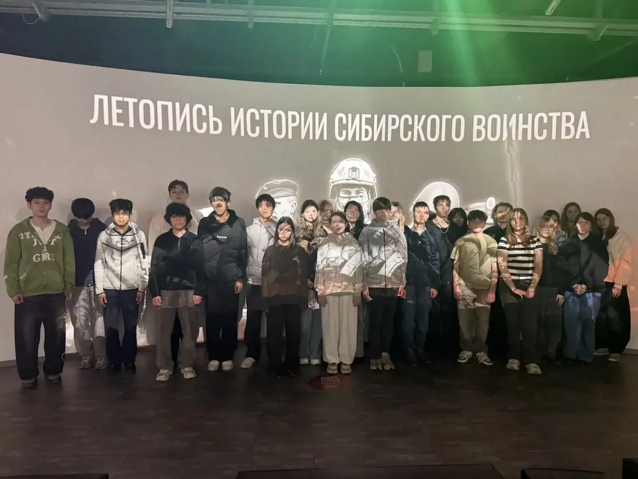 🏛️ 8 и 9 классы на выставке «Летопись Сибирского воинства»!