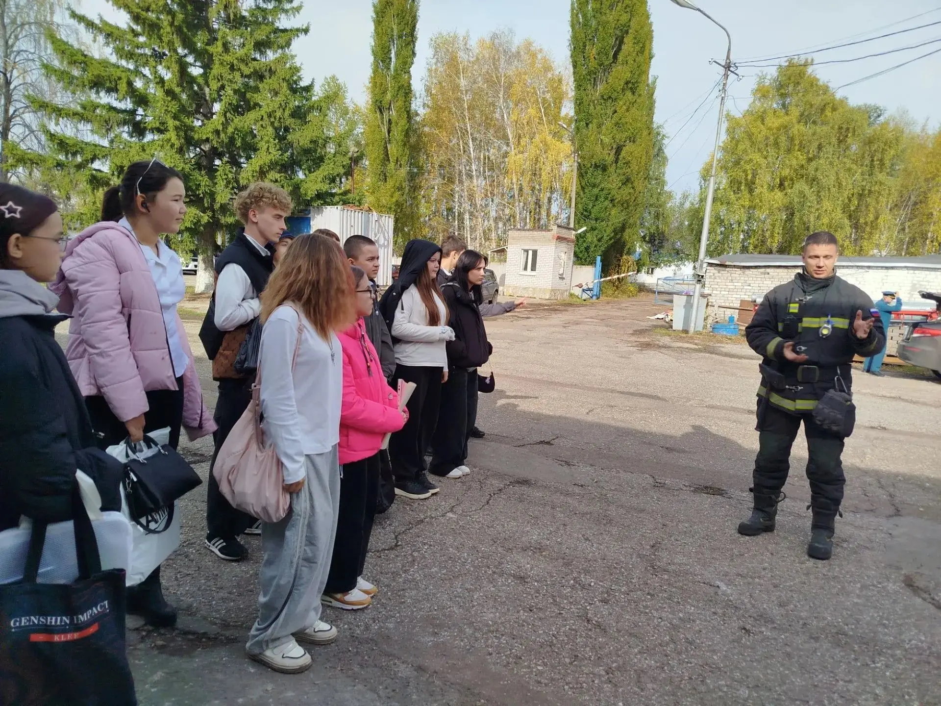 В рамках месячника безопасности воспитанники 7А класса посетили Пожарную часть №40 горо...