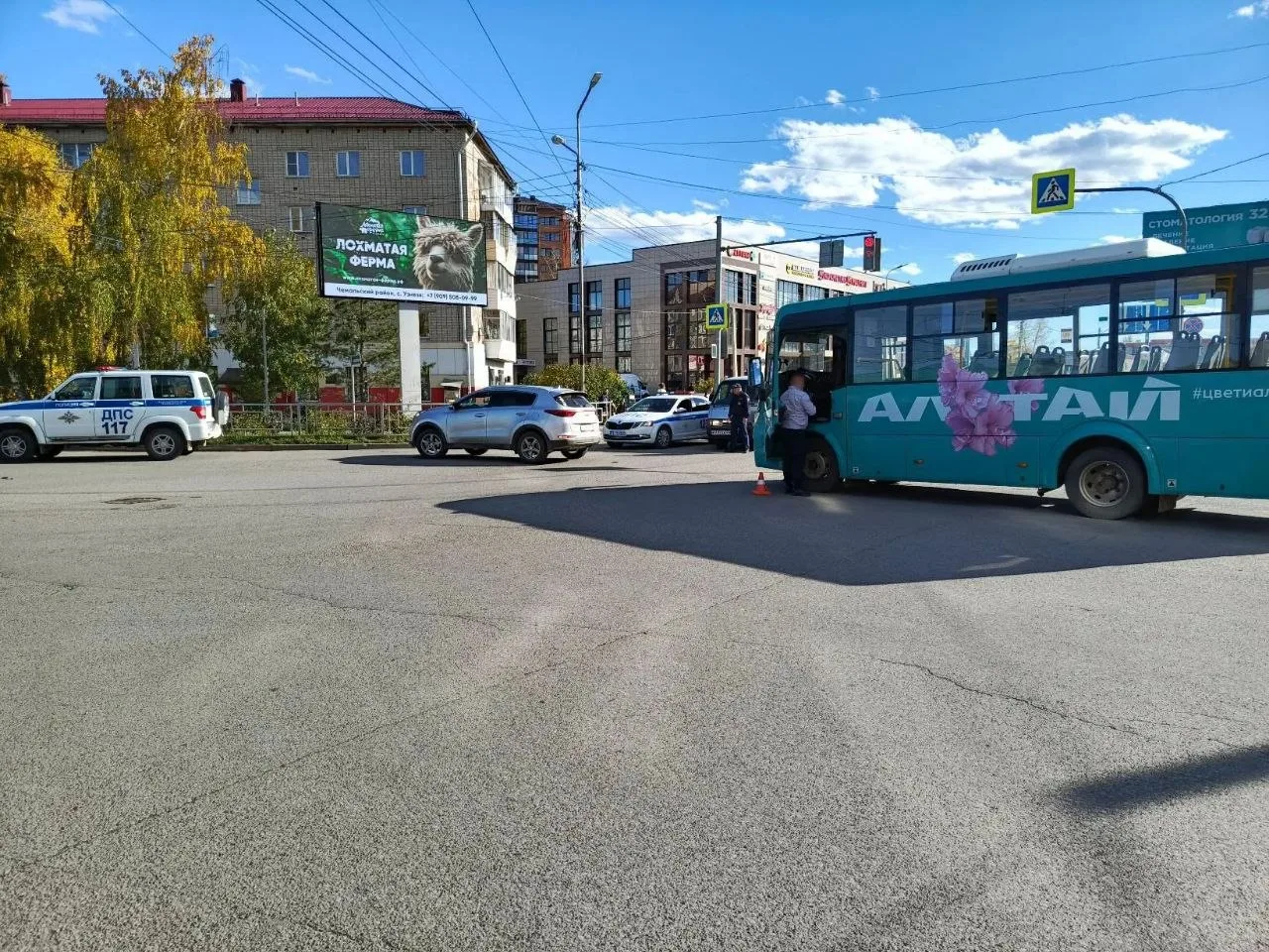 Дама без прав устроила аварию с автобусом в Горно-Алтайске