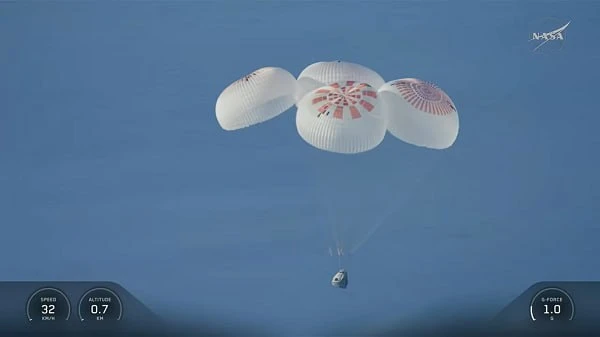 Возвращаемый аппарат космического корабля Crew Dragon с космонавтами Джессикой Меир, Дж...