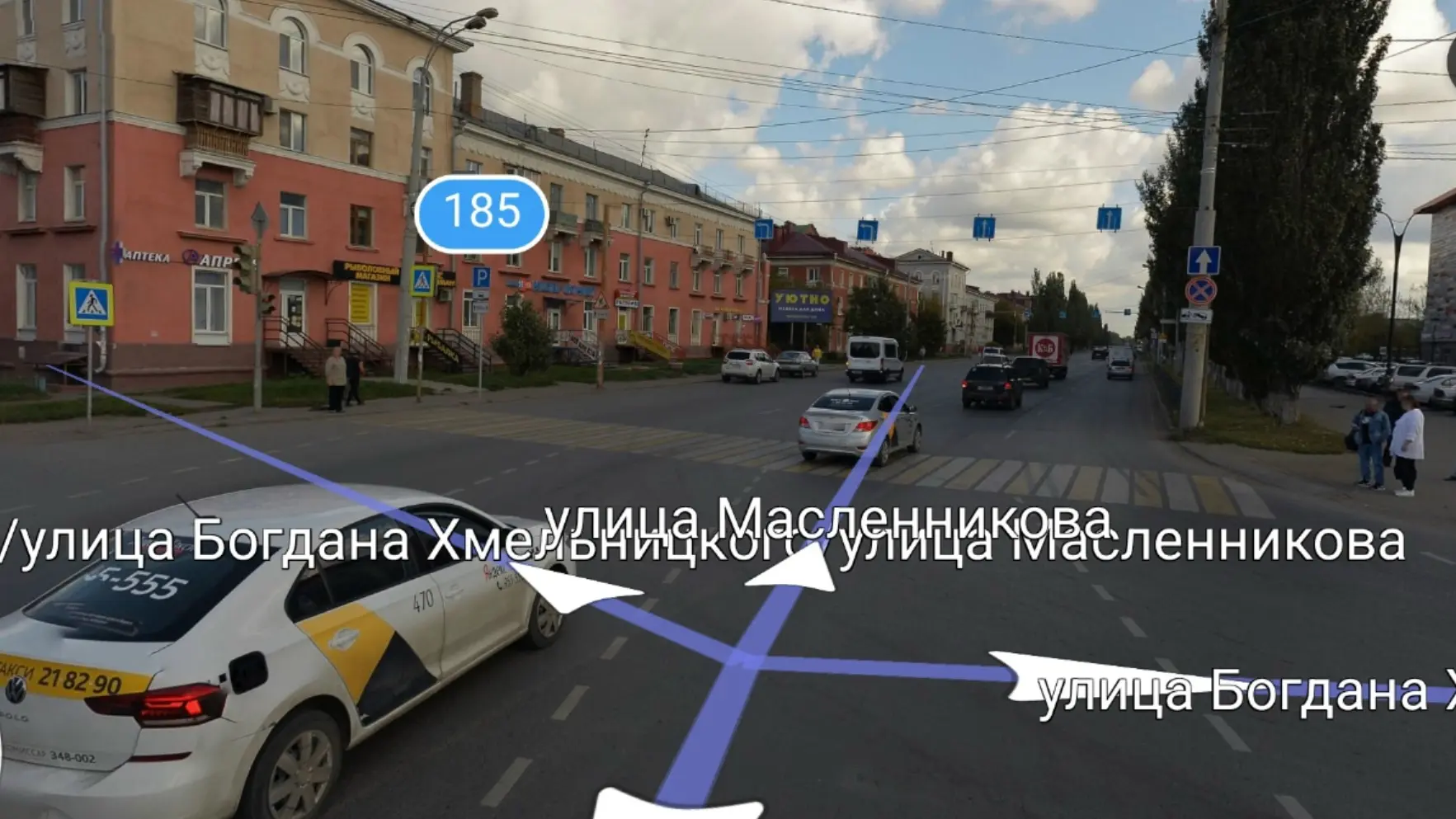 Здесь есть четкие полосы для движения. А815КР не нужно подрезать в попытках перестроить...