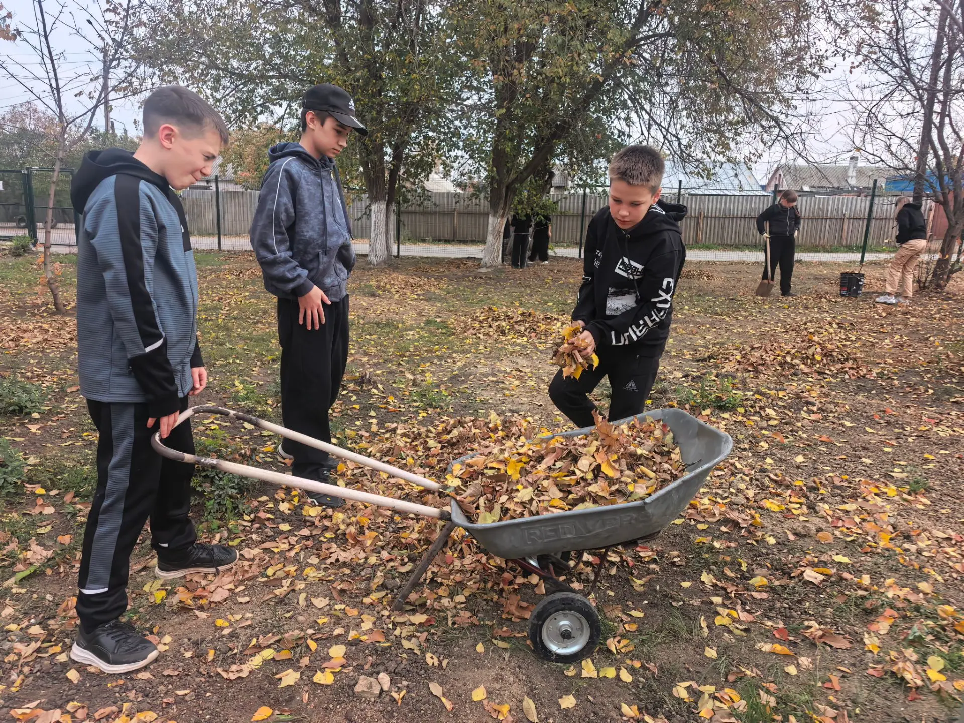 🍂 Чистые дорожки и яркие краски: итоги субботника🍂