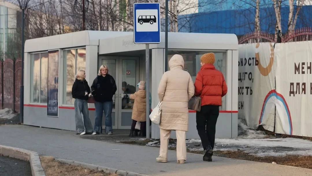 В Салехарде завершились работы по подключению остановочных павильонов к системе отоплен...