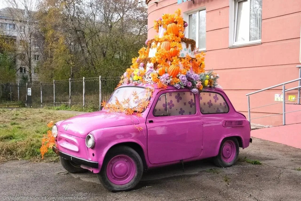 В Индустриальном районе замечен розовый «запорожец» с тортом на крыше 🍰