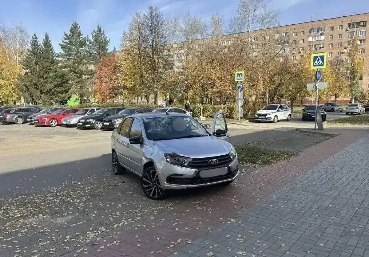 В Нижнекамске 14 октября автомобиль «Лада Гранта» сбил электровелосипед, на котором еха...