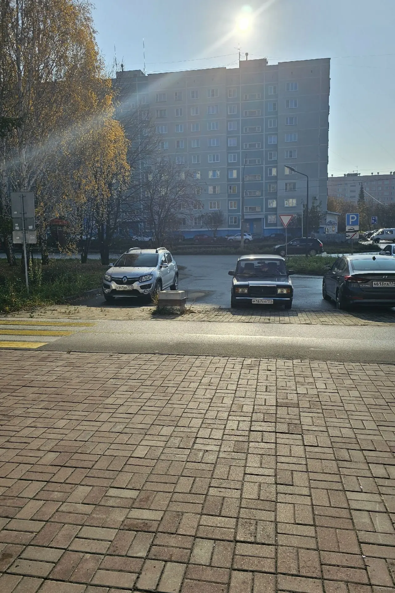 Уважаемые автовладельцы, давайте будем немножко уважать друг друга и не парковаться как...