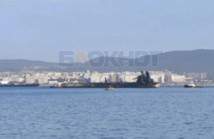 Танкер, горевший в Сочи, перетащили в порт Новороссийск