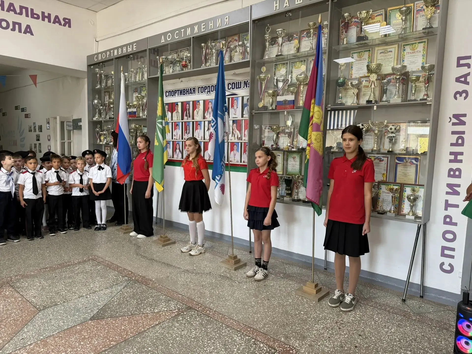 Сегодня наша традиционная понедельничная линейка прошла особенно душевно — её провели с...