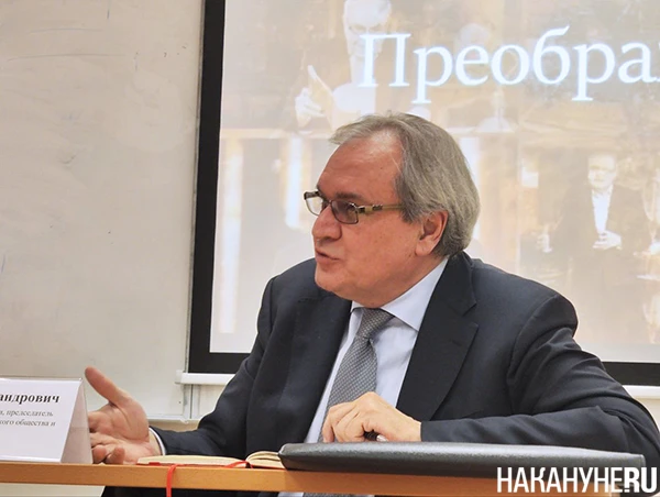 Глава СПЧ обнаружил в школьной программе "лишние знания" по математике, физике и химии