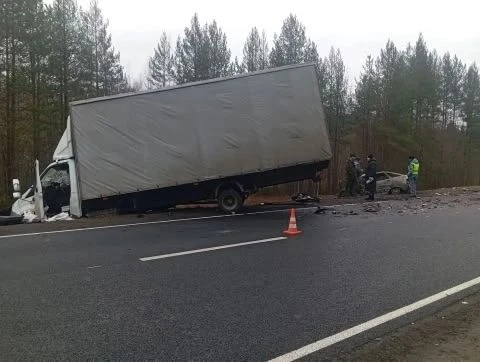 Легковой автомобиль полностью уничтожен огнем на трассе М8 после серьезного ДТП.