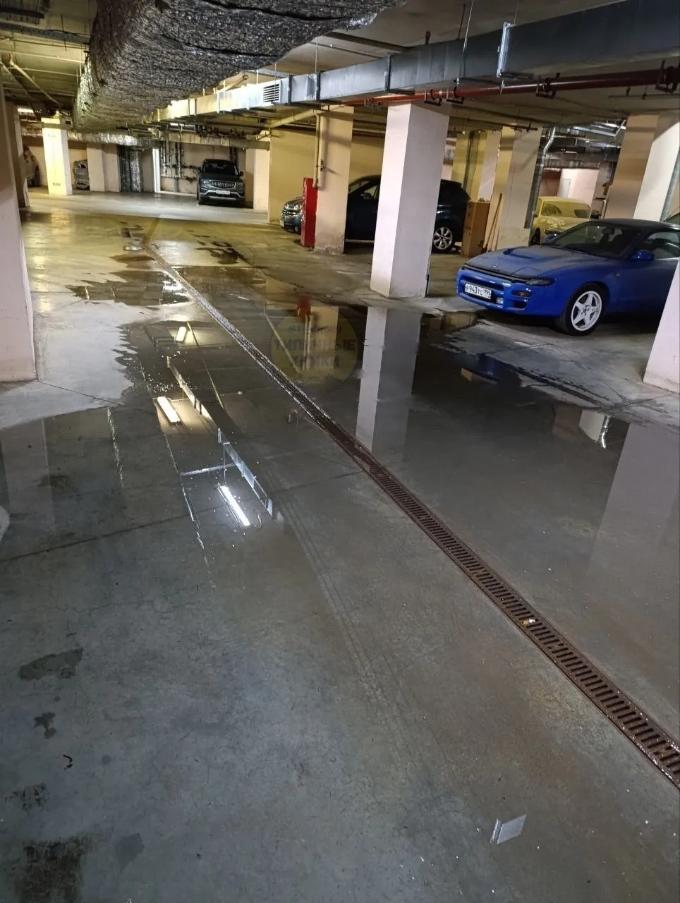 Вода затапливает паркинг на улице 8 Марта