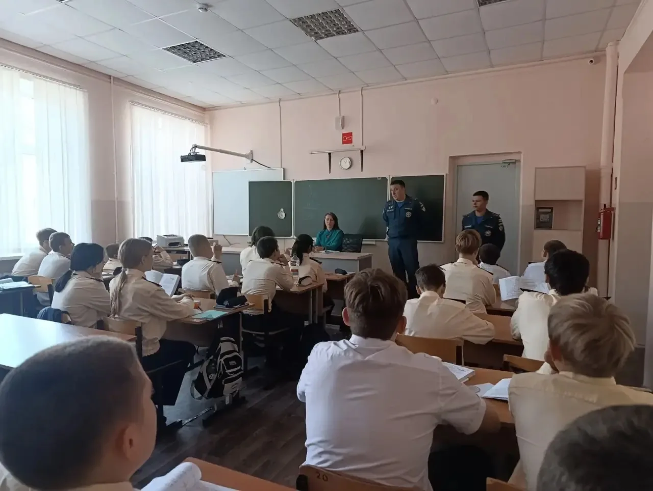 Сегодня в нашей школе состоялась встреча с сотрудниками Пожарной части №20 г. Новоросси...