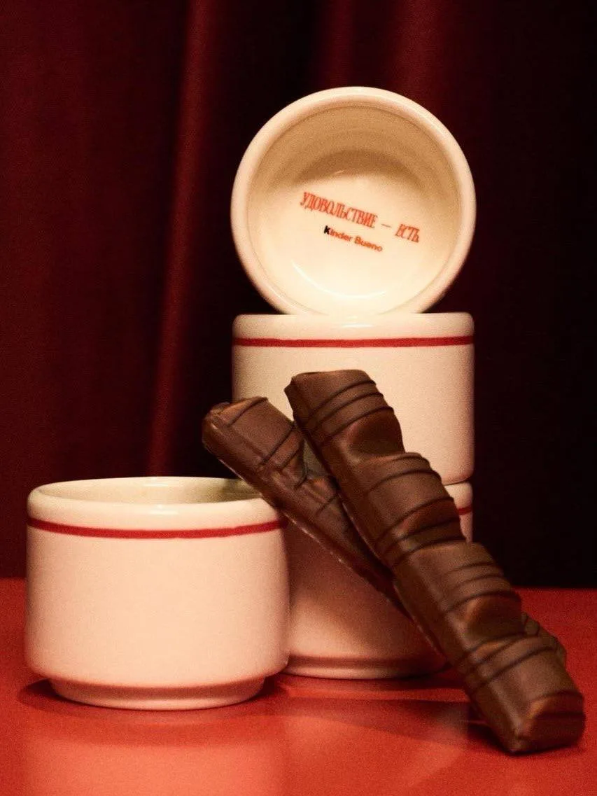 Чтиво Дом выпустил в коллабе с Kinder Bueno чашки для эспрессо — московский книжный объ...