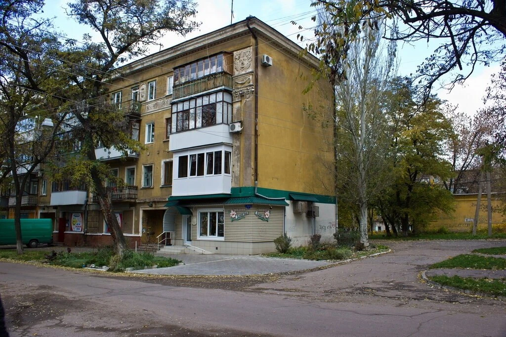 1-2) Дом и двор, где раньше жило руководство НКМЗ.