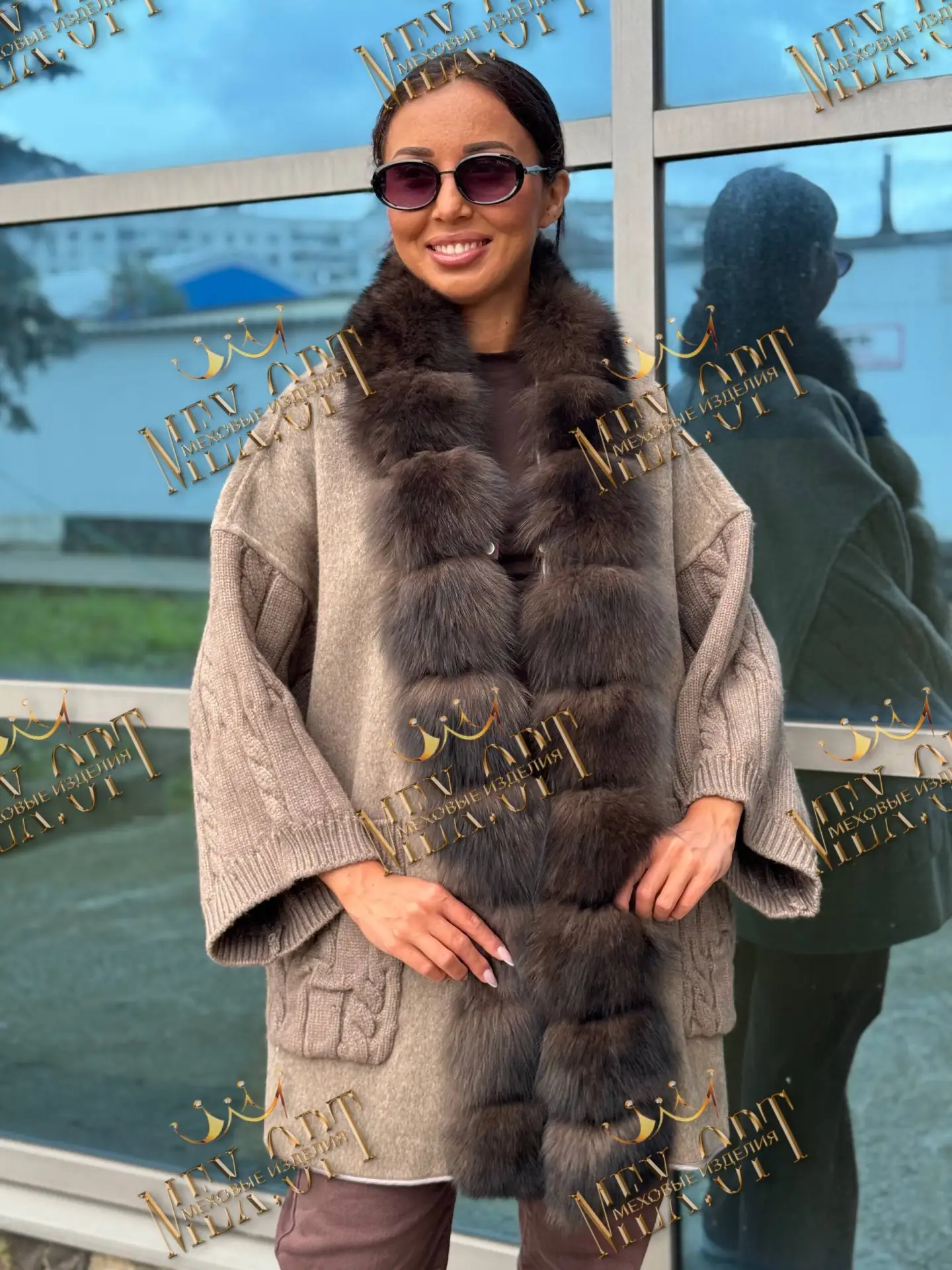 Кашемировое пальто с натуральным мехом песца, мех съемный, длина 80 см