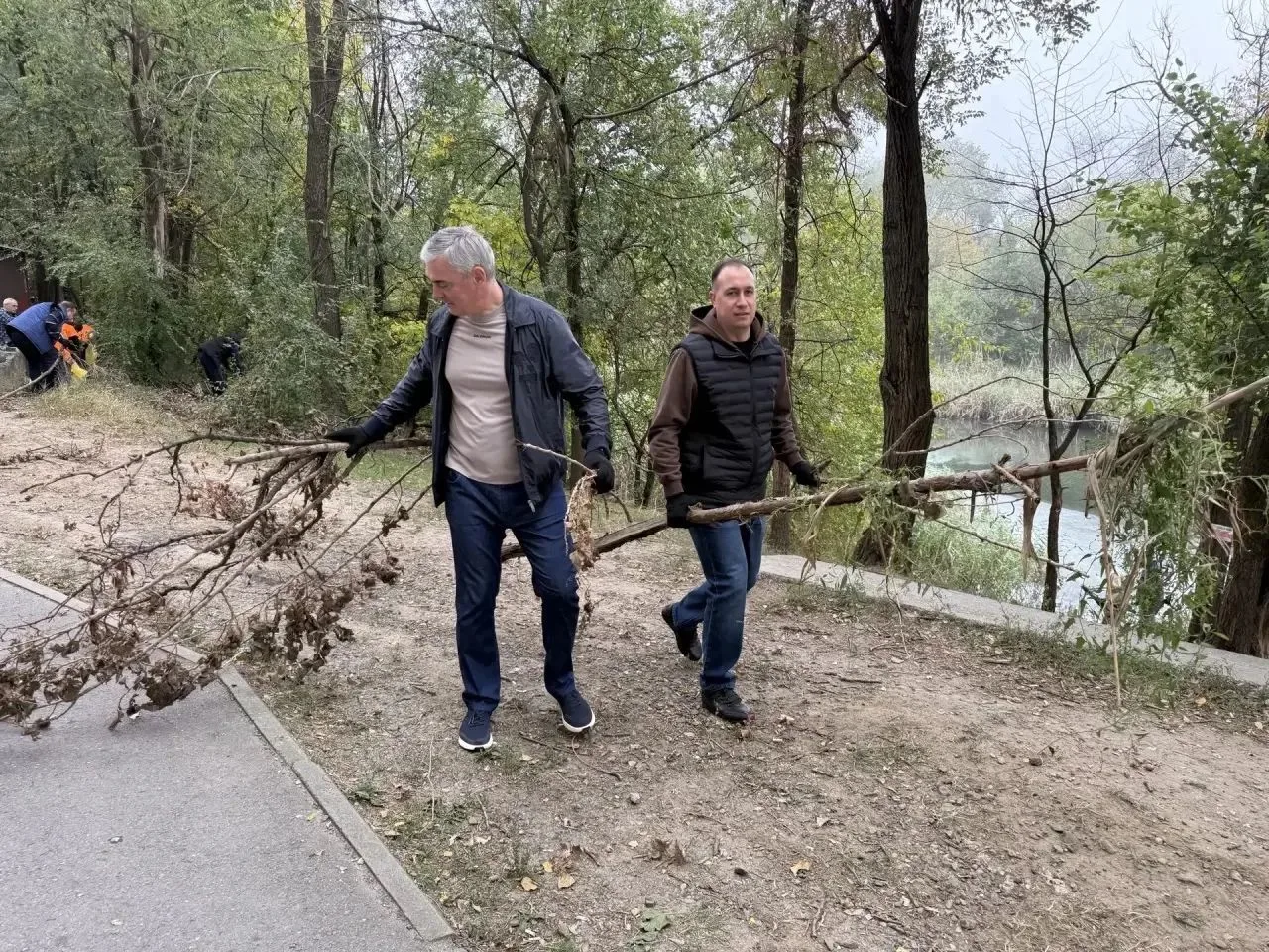 Сегодня во всех районах города прошли осенние субботники. В Октябрьском районе этим мес...