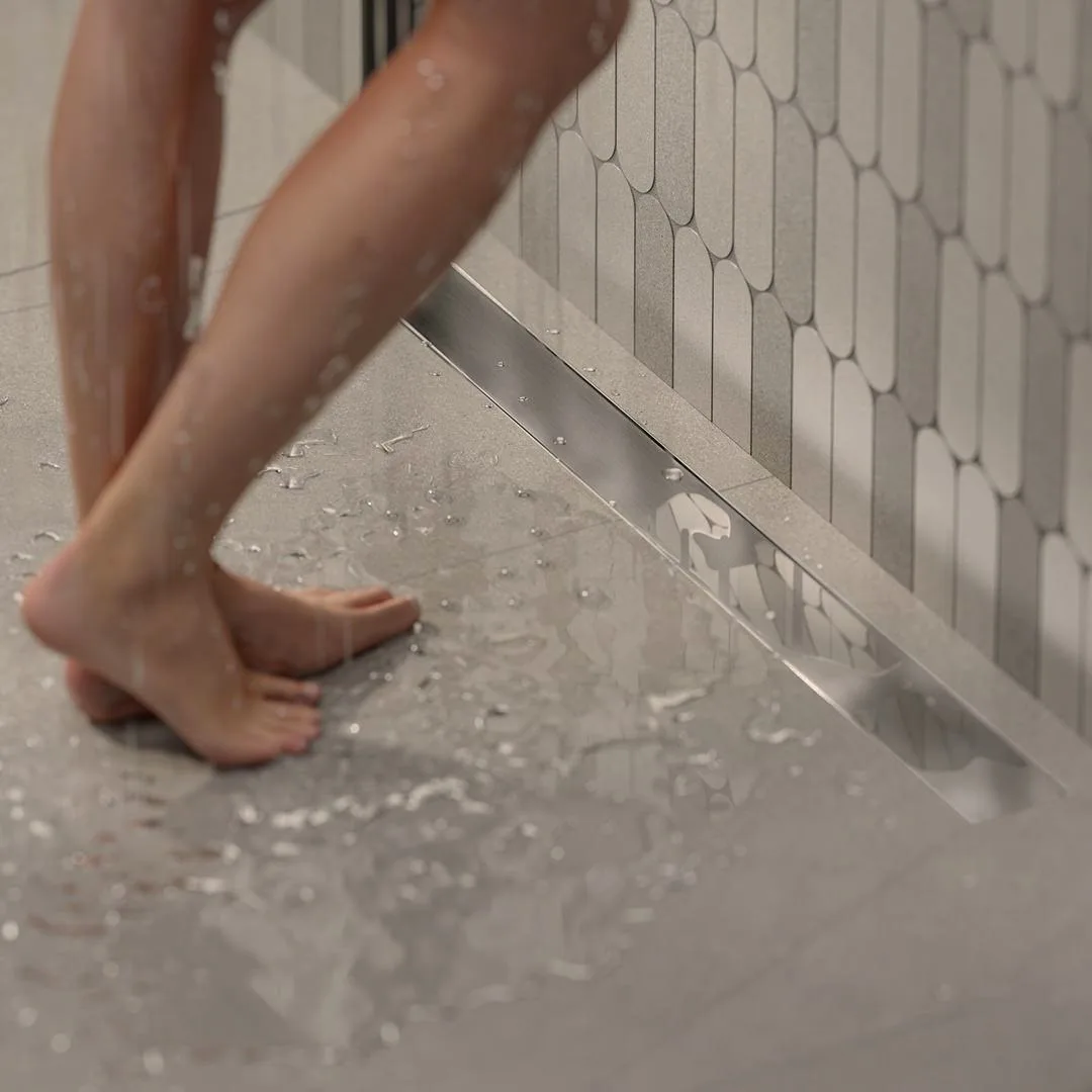 Линейные трапы от «KERAMA MARAZZI». Линейная конструкция выглядит минималистично и совр...