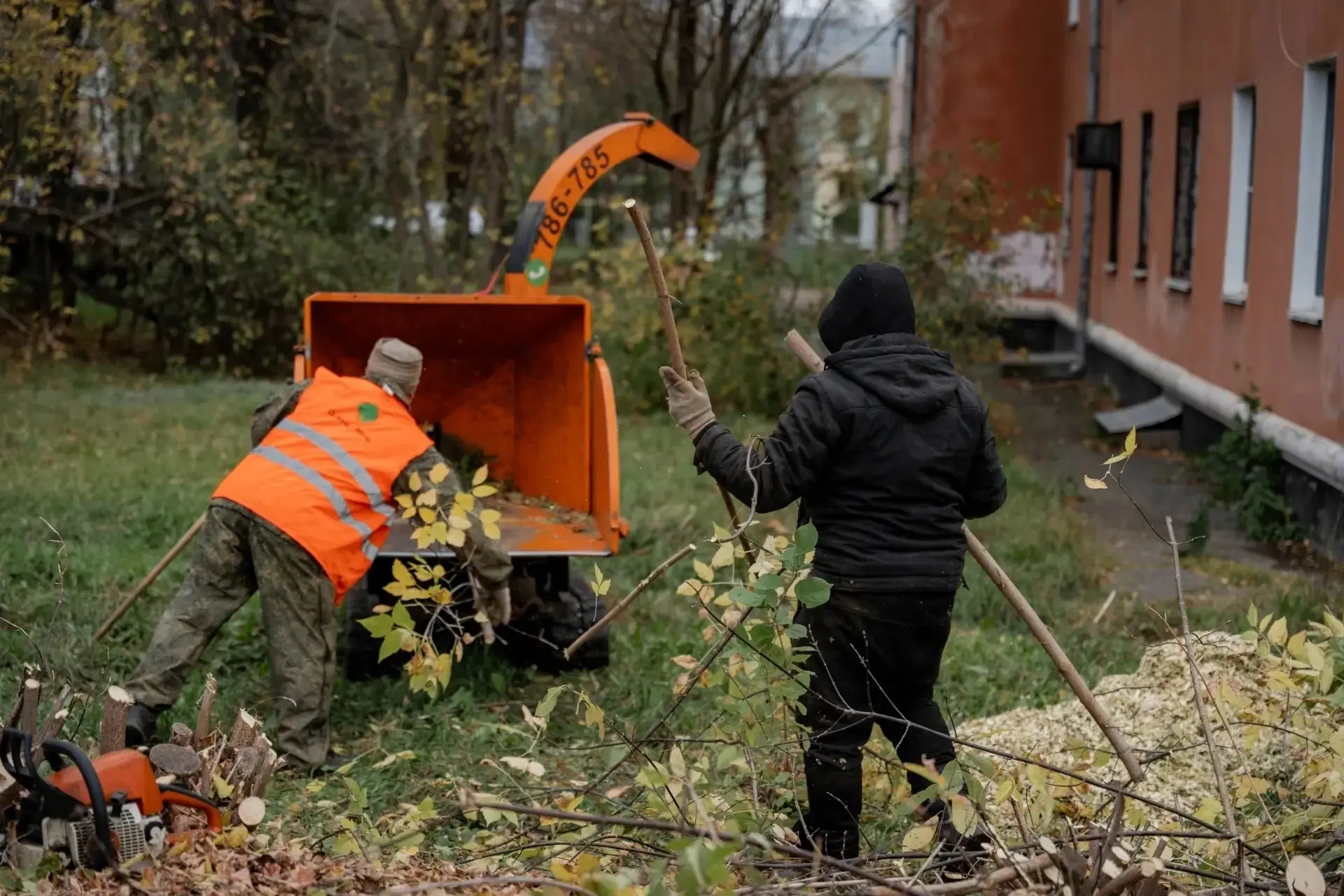 Работы по обрезке кустарника проводим в Глазове 🍃