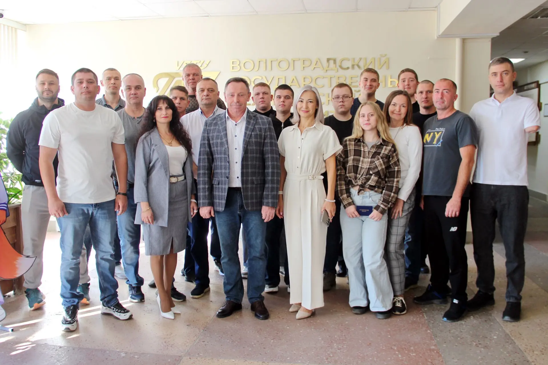 Директор института А.Н. Хаценко вручил студенческие билеты заочникам-первокурсникам