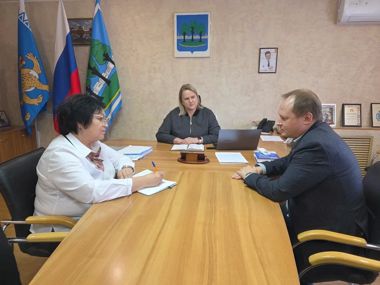 📝 Провели рабочую встречу с временно исполняющей полномочия Главы Островского округа И...