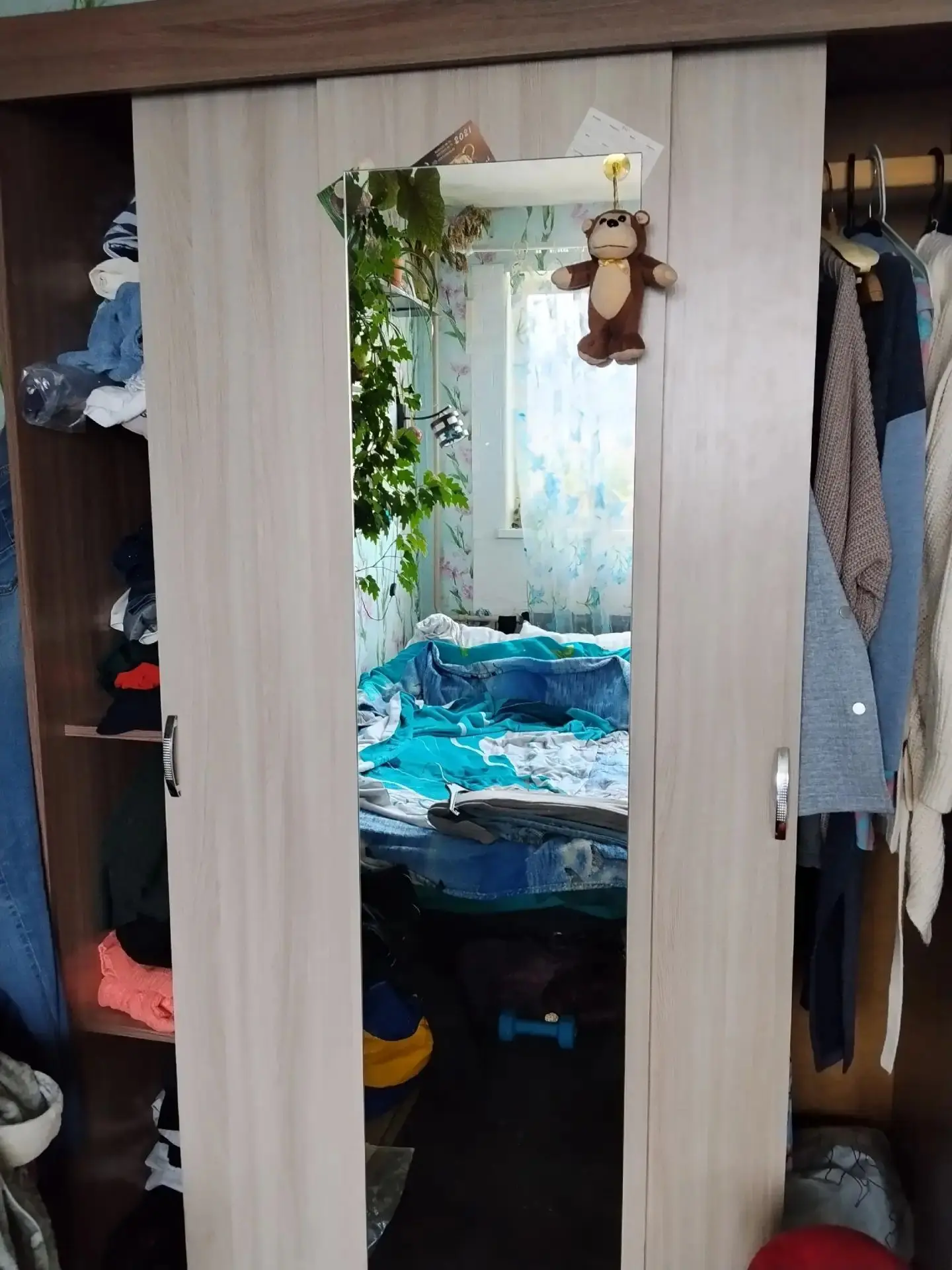 В хорошем состоянии, габариты 200*120+50.уже разобран. М. Международная. +7904-636-97-42.