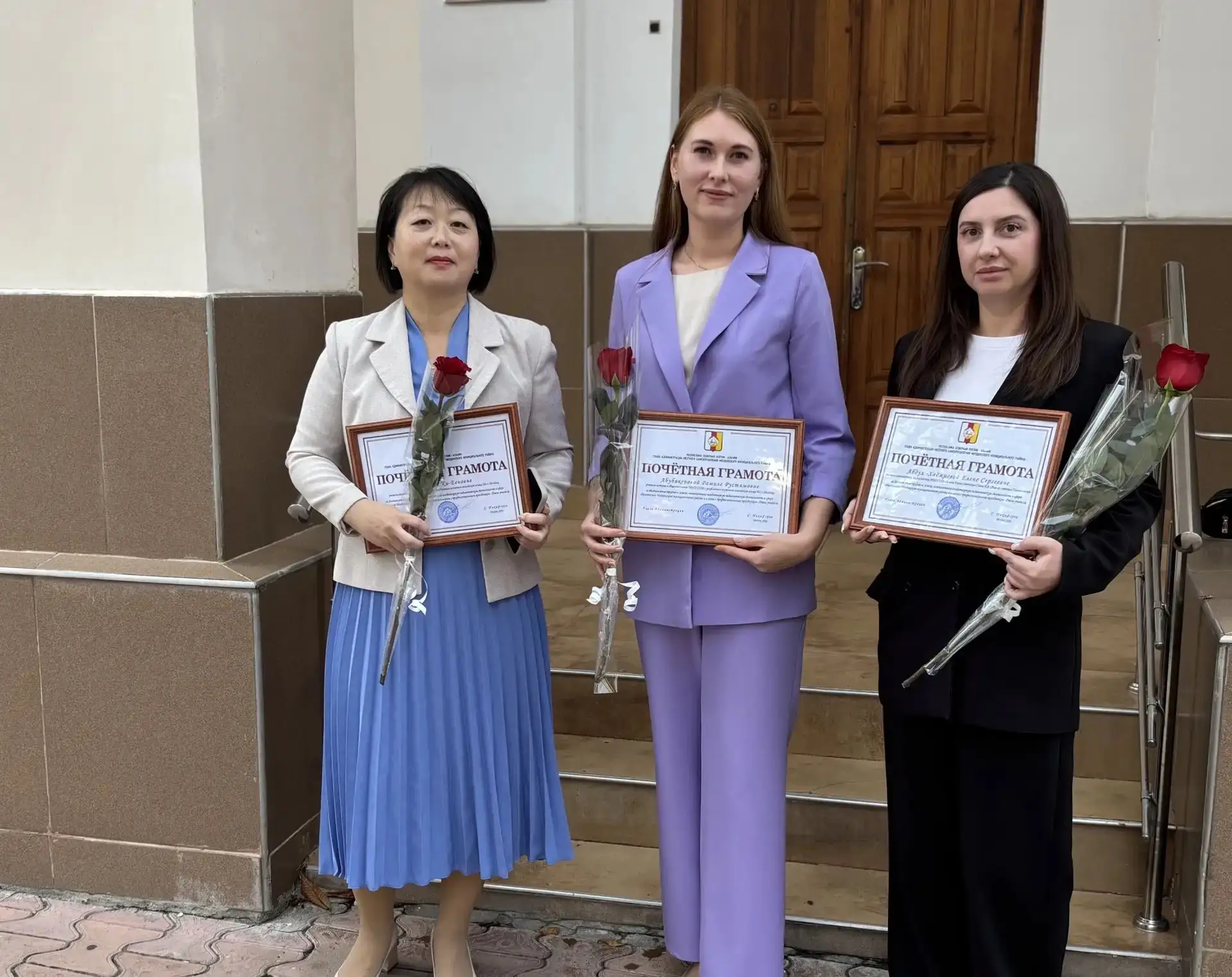 Педагогический коллектив нашей школы поздравляет учителей, удостоенных награждением  По...