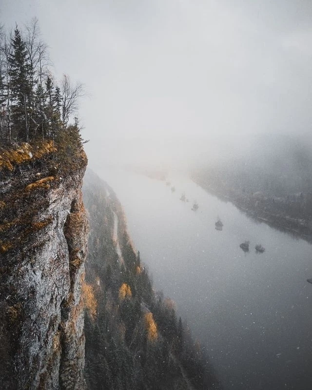 🍂 Поздняя осень на Ветлане — время, когда уральская природа становится особенно сурово...