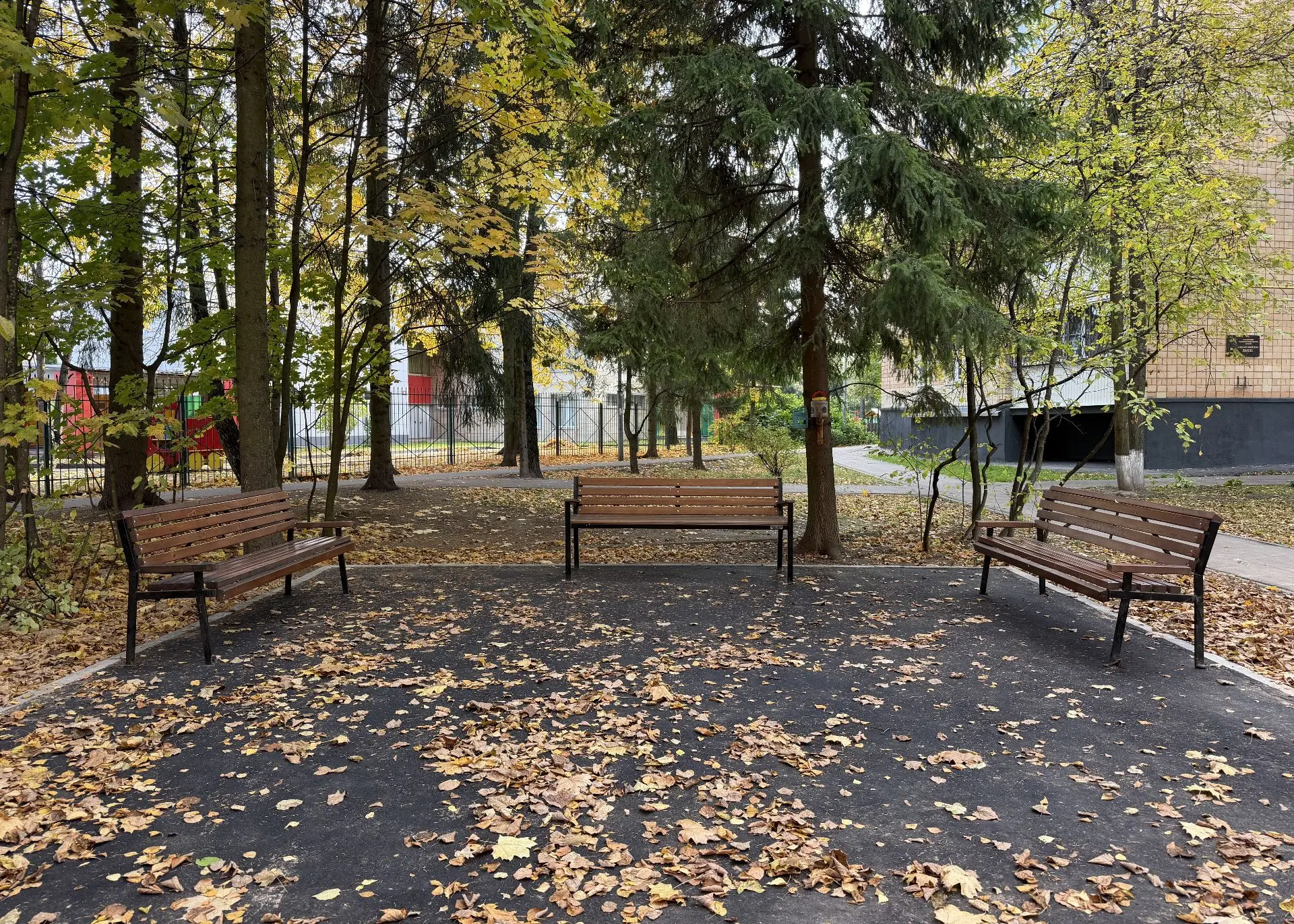 Площадку для тихого отдыха благоустроили на Центральной улице