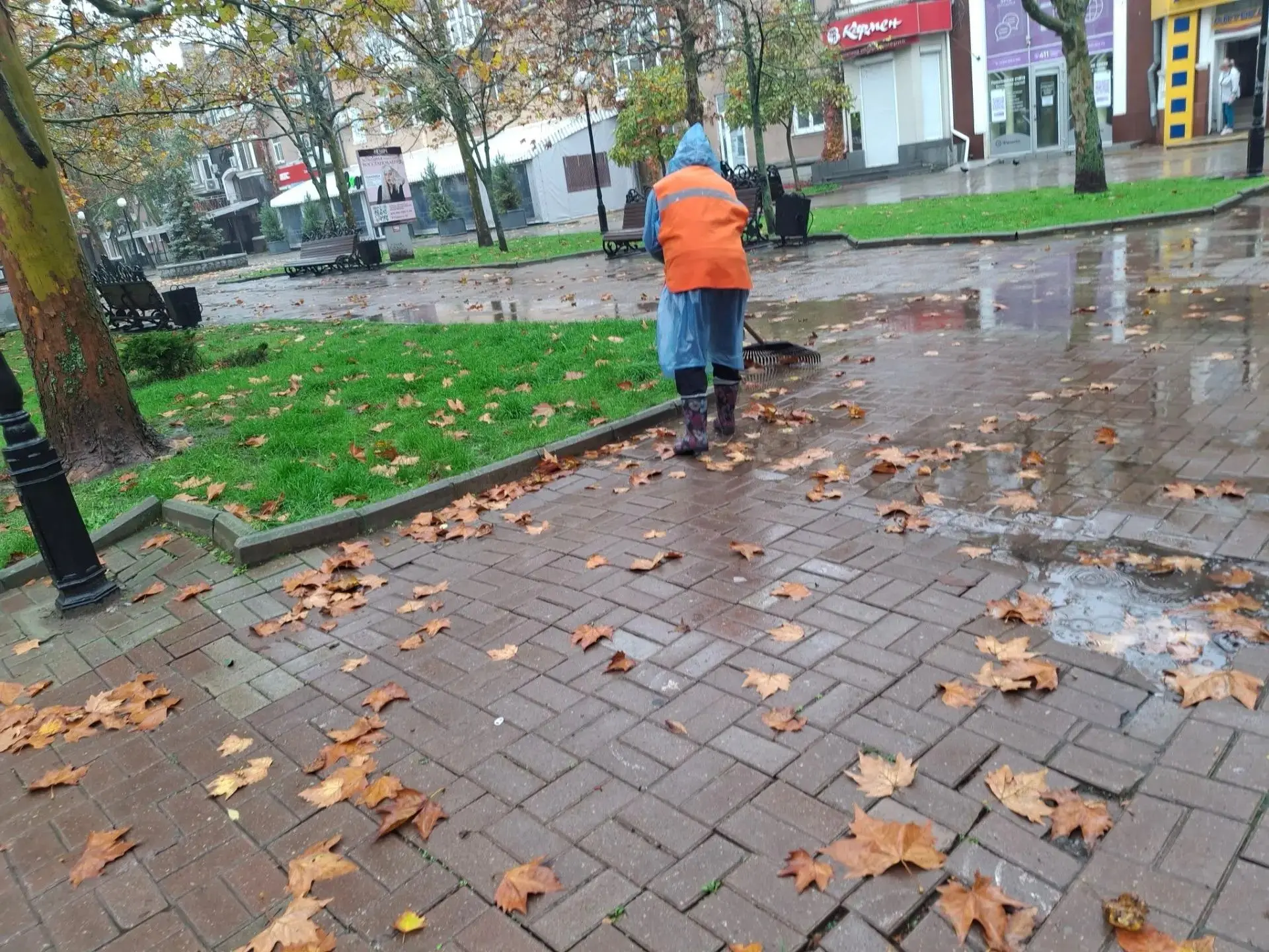 ‼️Бердянские коммунальщики продолжают уборку, несмотря на дождь
