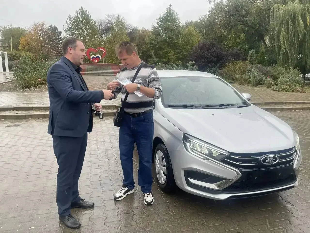Семье погибшей при атаке БПЛА главы УИК в Запорожской области передали автомобиль