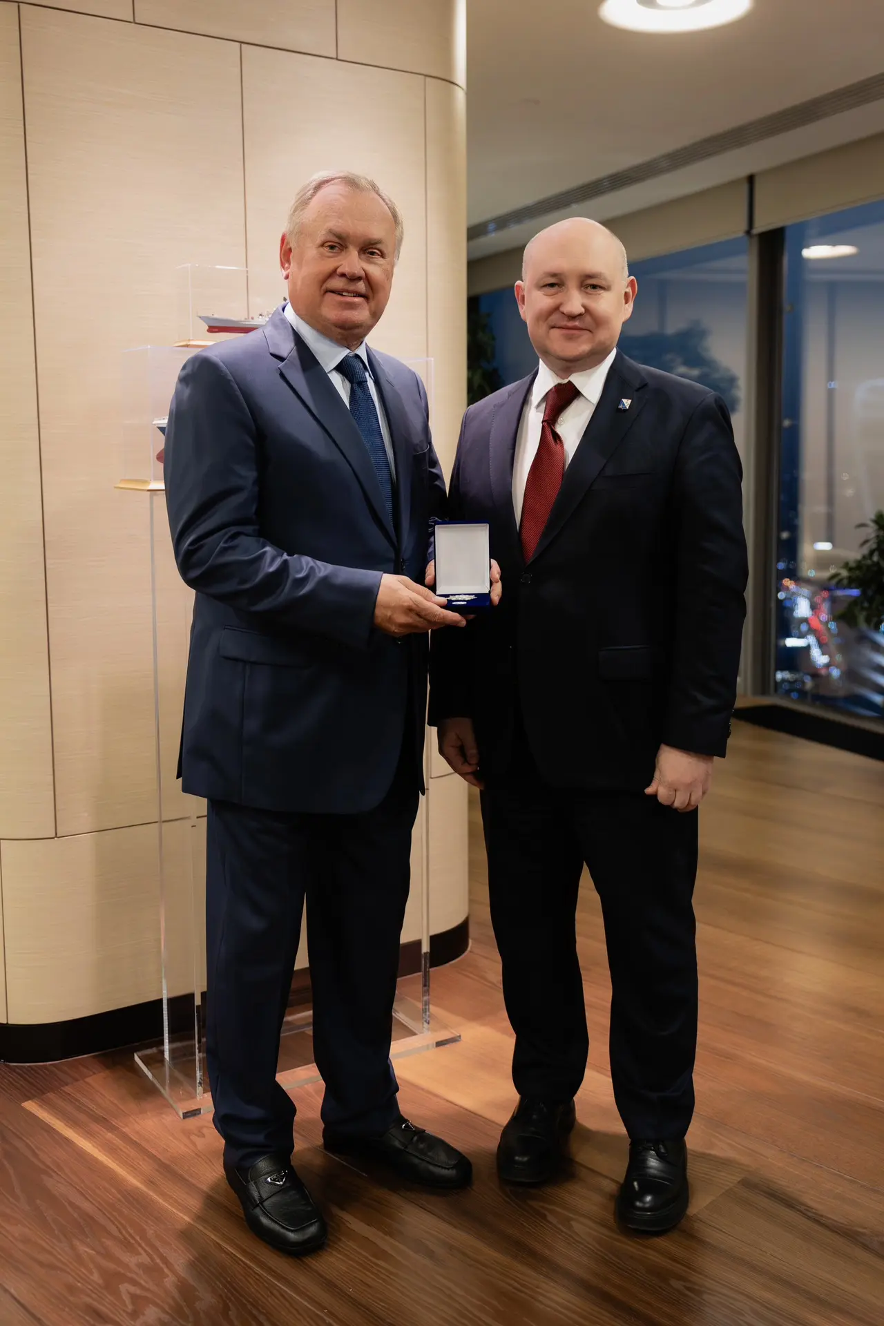 Вручил президенту — председателю правления ВТБ Андрею Леонидовичу Костину знак отличия ...