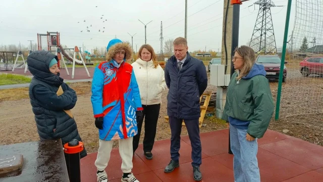 Печально известную спортплощадку в Берёзовке осмотрел депутат Новиков