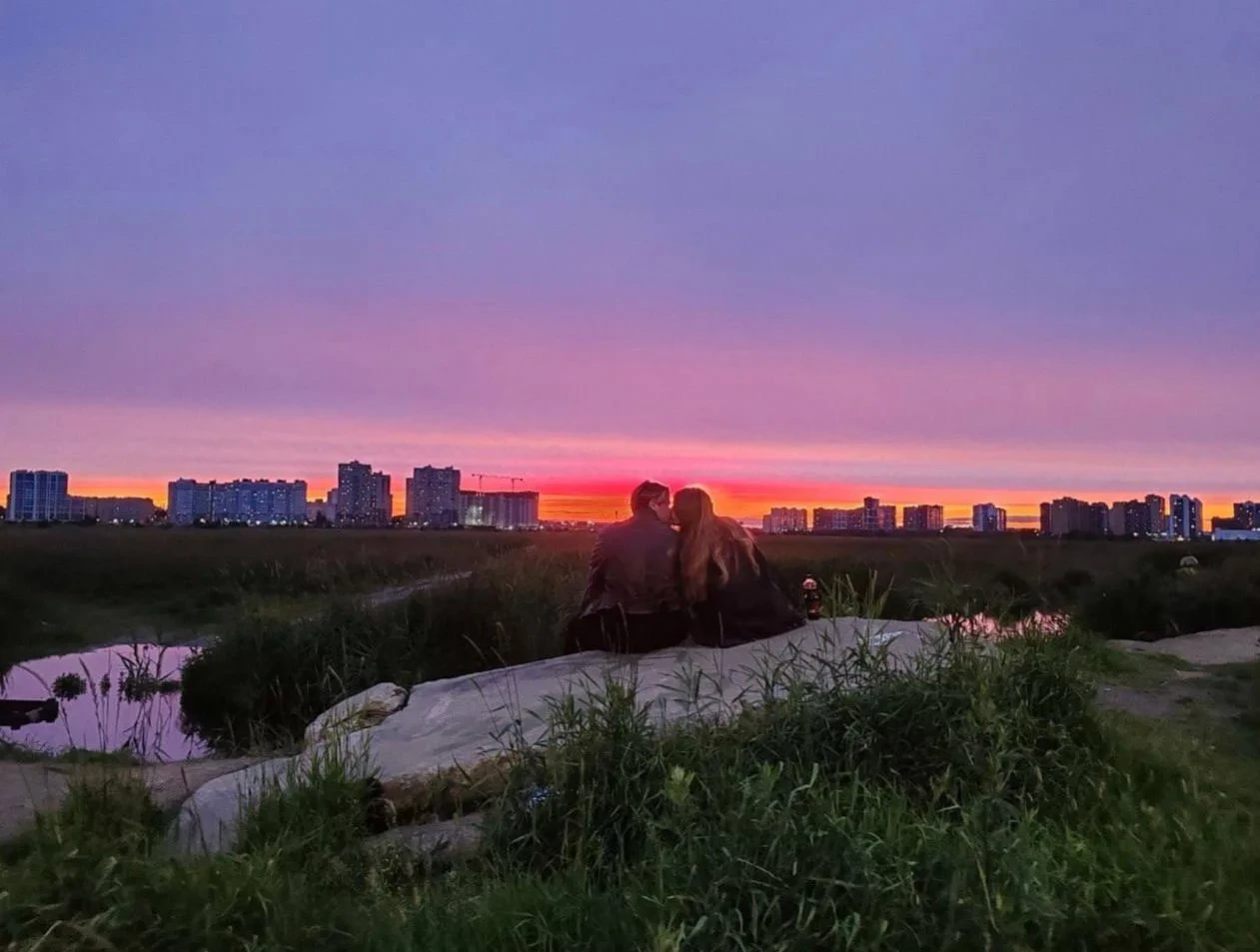 Ловила закат в Мурино и случайно сфотографировала эту пару на камне. Не смогла пройти м...